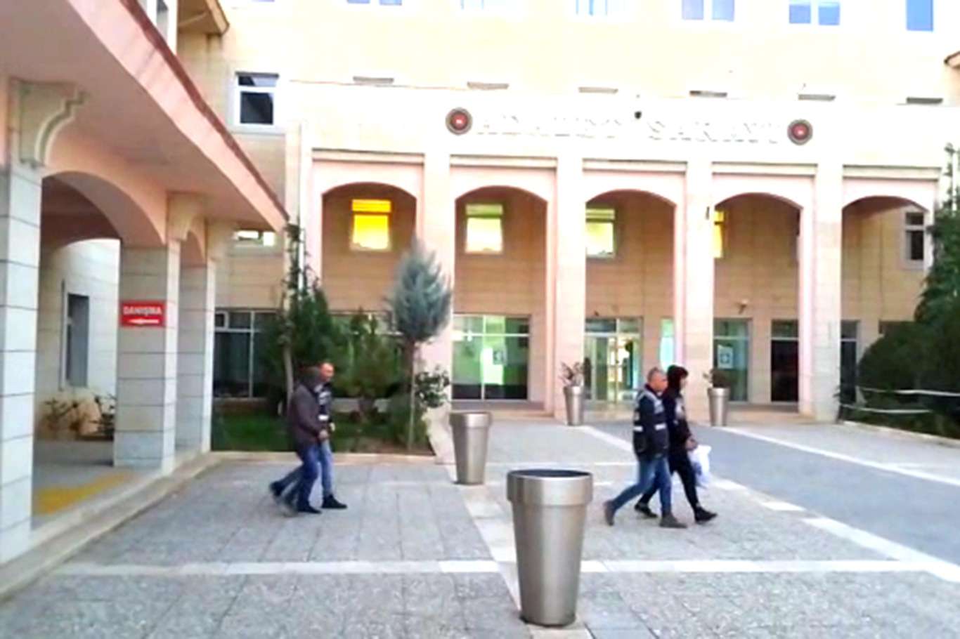 Okul atölyesinden hırsızlık yapan 2 kişi tutuklandı Okul atölyesinden hırsızlık yapan 2 kişi tutuklandı